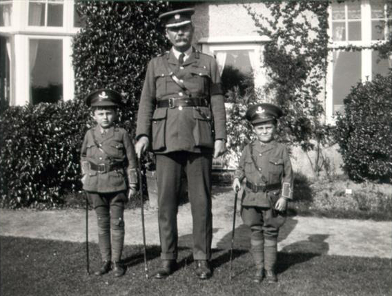File:1916ca-arthur-conan-doyle-denis-adrian-dressed-as-soldiers.jpg
