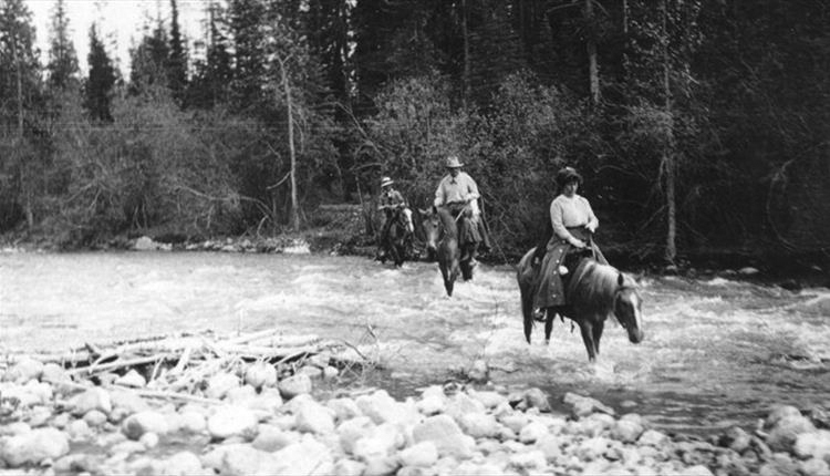 File:1920s-arthur-conan-doyle-riding-in-usa-or-canada.jpg