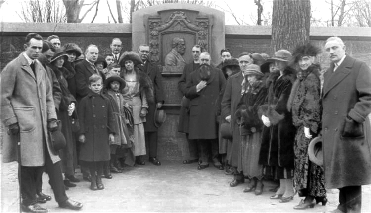 Arthur Conan Doyle and his wife with George Vale Owen, medium Mr. Ticknor and other spiritualists honouring W. T. Stead memorial near Central Park on the anniversary of the Titanic (16 april 1922).