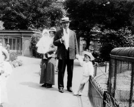 Arthur Conan Doyle with Lena Jean (in nurse arms) and Denis (july 1914).