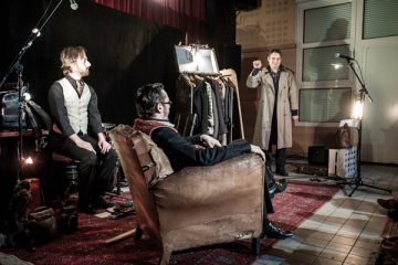 Watson, Trévor and a spectator as Lestrade