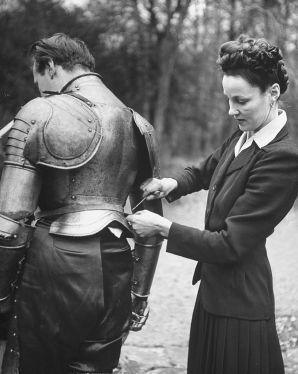 Anna repairing Adrian's armour (march 1948).