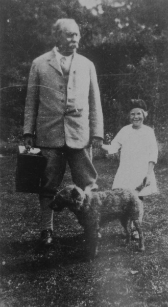 File:1926ca-arthur-conan-doyle-with-gardener-daughter-and-dog.jpg