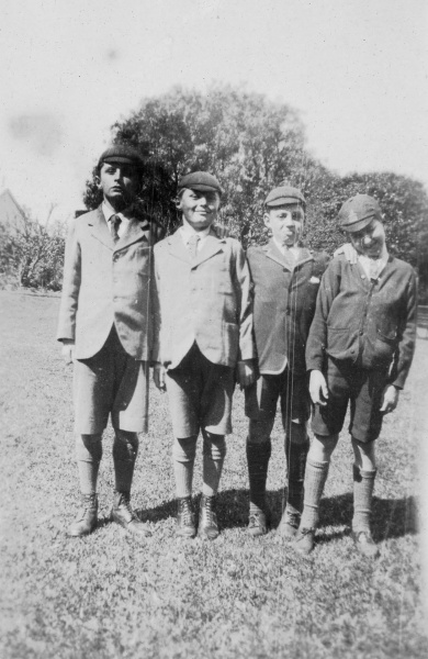 File:1920-denis-adrian-conan-doyle-with-two-boys-in-melbourne.jpg