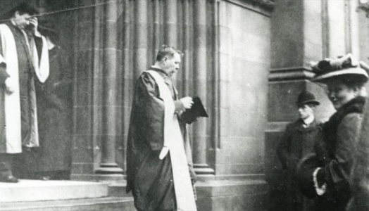 Arthur Conan Doyle leaving St. Giles cathedral (Edinburgh) after receiving his law degree LL.D. (7 april 1905).