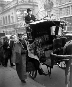 Carleton Hobbs taken by hansom cab to The Criterion (3 january 1953).