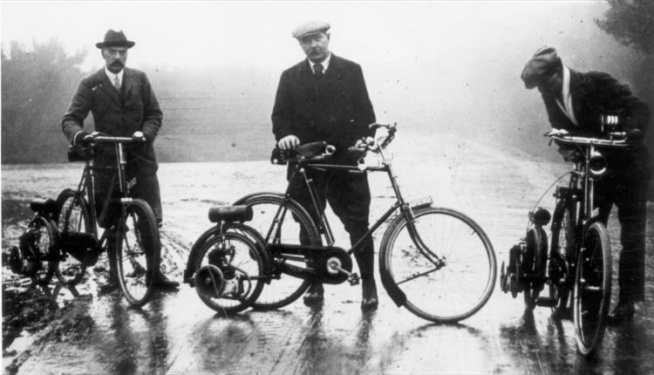 Arthur Conan Doyle with his autowheel. His friend F. G. Guggisberg on the left (july 1913).