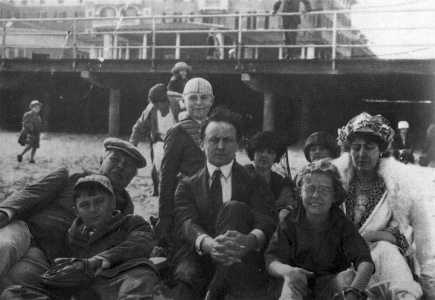 Arthur Conan Doyle and family with Houdini in Atlantic City (1922).