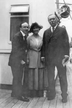 Arthur Conan Doyle and his wife with Harry Houdini.