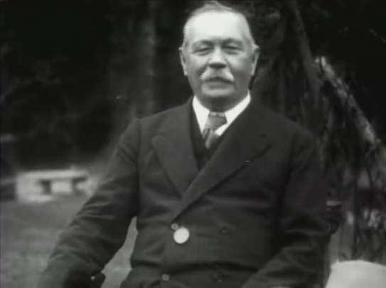 Arthur Conan Doyle interviewed by William Fox (Fox Movietone News). See movie (october 1928).