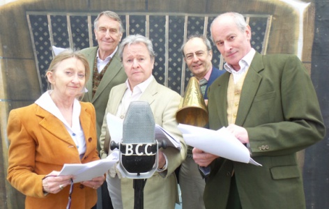 From left to right : Flip Webster (Mrs. Hudson), Peter Wear (Dr. Watson), Steve Steen (Lestrade), Anthony Ingle (Music), Jack Vaughan (Sherlock Holmes)
