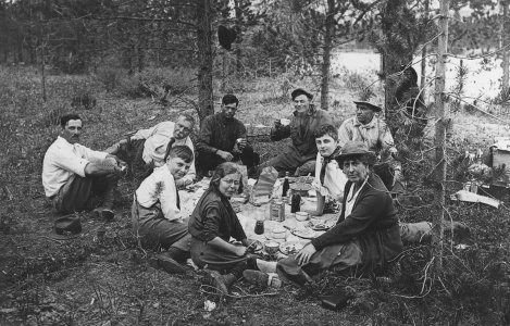 Arthur Conan Doyle and family in Jasper Park, Canada (1923).