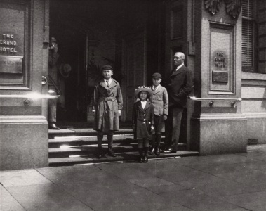 Arthur Conan Doyle with Denis, Lena Jean and Adrian at The Grand Hotel, Melbourne (november 1920).