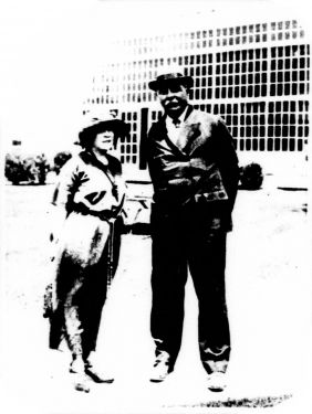 Arthur Conan Doyle in Hollywood studios with June Mathis, writer of movie scenarios (may 1923)