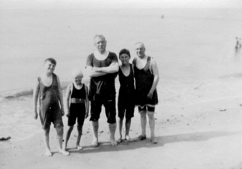 File:1920s-arthur-conan-doyle-with-children-and-major-wood-in-bathing-suits.jpg