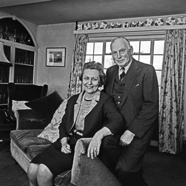 File:1960s-dame-jean-conan-doyle-and-sir-geoffrey-rhodes-bromet-living-room.jpg