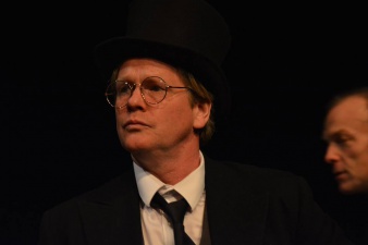 Dr. Mortimer (Christian Murray)