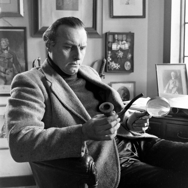 File:1948-03-adrian-conan-doyle-with-pipe-and-magnifying-glass-01.jpg