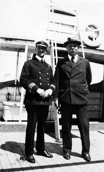 File:1920-arthur-conan-doyle-with-captain-lewellin-r-n-r-of-the-naldera.jpg