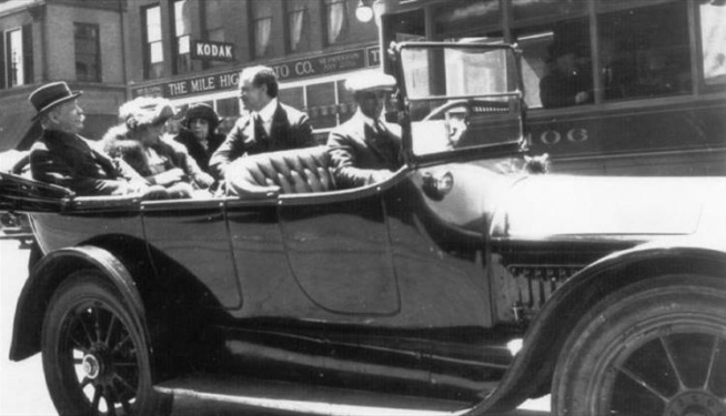 Arthur Conan Doyle and Harry Houdini in Denver, Colorado (9 may 1923).