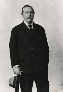 Arthur Conan Doyle (ca. 1910).
