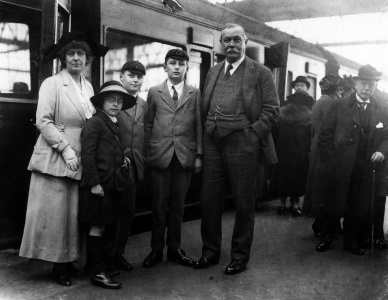 Adrian (center) at Victoria Station (1923).