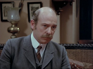 Denis Lill as Inspector Bradstreet in episode The Bruce Partington Plans (1988)