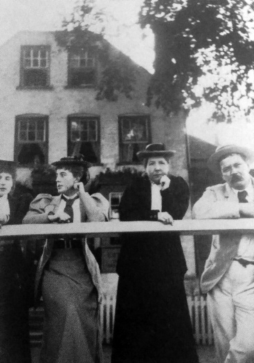 From left to right: Emily (Nem) Hawkins, Connie and Josephine Hare (Joey) and Arthur Conan Doyle on holiday in Norway (summer 1892).