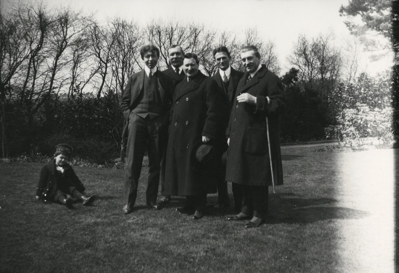 File:1914-arthur-conan-doyle-with-visitors-at-windlesham1.jpg