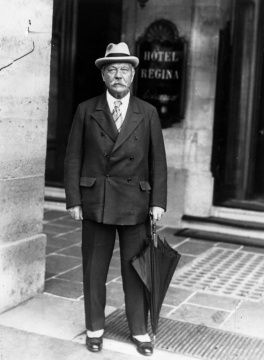 Arthur Conan Doyle in front of Hotel Regina (Paris, France) for the International Spirit Congress (september 1925).