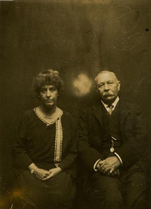 Jean and Arthur Conan Doyle on a spirit photograph (1920)