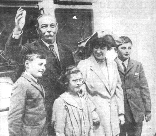 Arthur Conan Doyle with family on RMS Adriatic returning to England (24 june 1922).