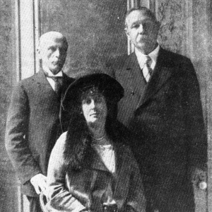 Jean and Arthur Conan Doyle with Jean Meyer (ca. 1920)