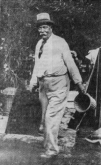 Arthur Conan Doyle carrying furniture out the his Bignell Wood house after the fire (15 august 1929).