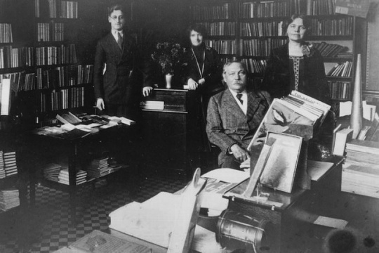 From left to right: Mr. R. G. Monier-Willians, Miss De Morgan, Arthur Conan Doyle and his daughter Mary at The Psychic Bookshop, Victoria Street, London (ca. 1925).