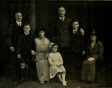 "The Wanderers" referring to his book The Wanderings of a Spiritualist. From left to right: Alfred H. Wood, Adrian, Lady Jean Conan Doyle, Lena Jean, Sir Arthur Conan Doyle, Denis and Mary Jakeman.