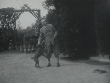 Conan Doyle Home Movie Footage 02 (32 sec.) Arthur Conan Doyle and his dog