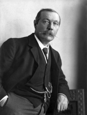 Arthur Conan Doyle photographed by Walter Benington (1914).