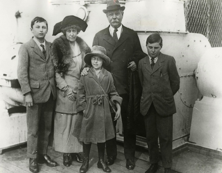 File:1923-04-03-sir-arthur-conan-doyle-and-family-ship-olympic6.jpg