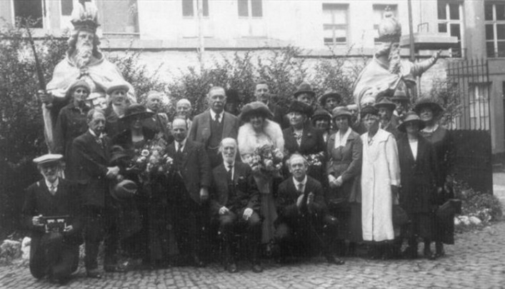 Arthur Conan Doyle and his wife Jean with English delegates at the International Spiritualists Congress (september 1928).