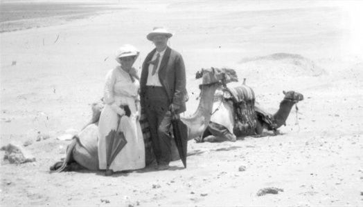 Arthur Conan Doyle and his wife Jean during their tour in Africa (between 1928-1929).